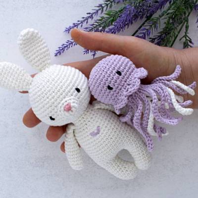 Häkel-Set: Weißer Hase & Flieder-Qualle inkl. Karte – Handgemachtes Babygeschenk zur Geburt & Ostern