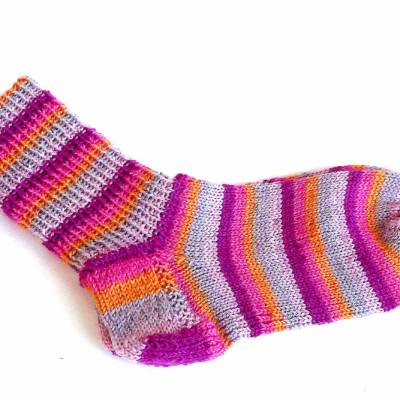 handgestrickte Kindersocken Gr. 32/33 Mädchensocken gestreifte Socken Freizeitsocken bunte Kindersocken