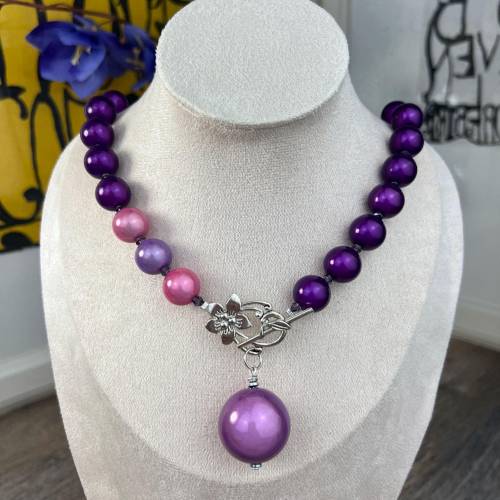 Violette Polaris Perlen Damen Halskette Ø 14mm Handmade Schmuck, Knebelverschluss, Ø 25mm Anhänger, Collier, Lila Perlen