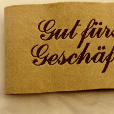 Gut fürs Geschäft – Lustiger Klorollenverstecker aus besticktem Kunstfilz, Geschenkidee fürs Bad, 48