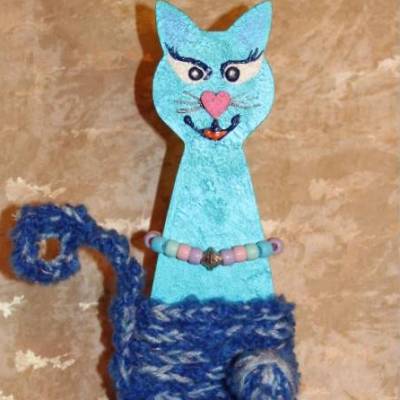 Holzkatze BLAU/TÜRKIS bemalt mit Acrylfarben, dekoriert mit Wolle und Perlenkette Geschenk für Katzenfans