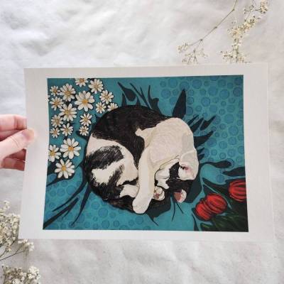 Schlafende Katze mit Blumen – Giclée Kunstdruck | Fineart Print auf Bambuspapier