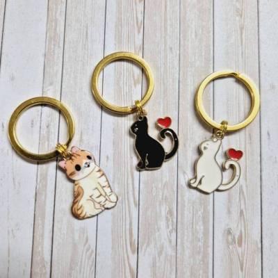 Schlüsselanhänger Katze – Elegantes Accessoire. Geschenkidee mit goldfarbenem Schlüsselring