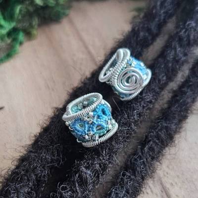 2 x Handgefertigte Dreadperlen V3 "Blue River Glades" | Geknotete Schiffchenspitze Blau-Grün & Silber