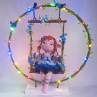 Elfe Fee Amigurumi Blumenfee Mila mit LED-Ständer & Schaukel – Handgemachte Deko fürs Mädchenzimmer