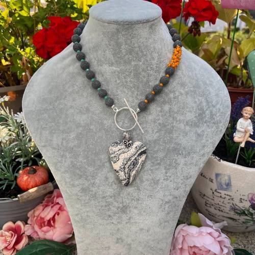 Lava Perlen Halskette Damen mit Herz Anhänger – Schwarz Grün Orange, 2 Verschlüsse, Statement Schmuck, Ø 12mm