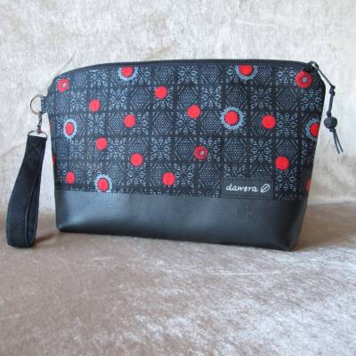 Kulturbeutel Afrikanischer Wax Print schwarz-rot, Baumwolle, Kunstleder, Handschlaufe und Innenfächern, handgefertigt