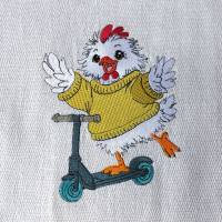 Huhn mit Roller Stickdatei 18x18cm bzw. 20x20cm – Lustiges Motiv für Hühnerfans & DIY-Projekte