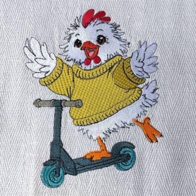 Huhn mit Roller Stickdatei 18x18cm bzw. 20x20cm – Lustiges Motiv für Hühnerfans & DIY-Projekte