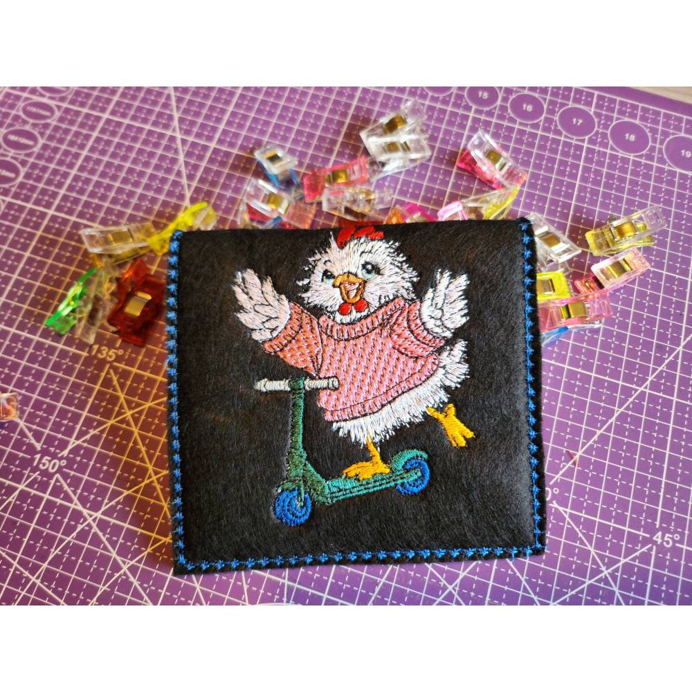 Huhn mit Roller Stickdatei 18x18cm bzw. 20x20cm – Lustiges Motiv für Hühnerfans & DIY-Projekte Bild 8