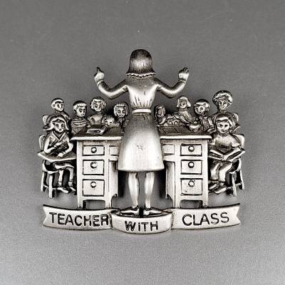 Vintage JJ „Teacher With Class“ Brosche – Jonette Jewelry USA
