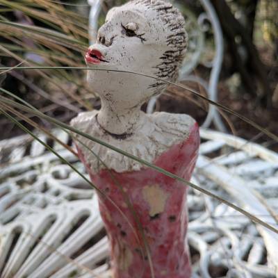 Gartenfigur „Hilde“ – Handgefertigte Keramikfigur für Garten & Balkon
