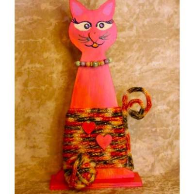 Holzkatze ROSAROT bemalt mit Acrylfarben, dekoriert mit Wolle und Perlenkette Geschenk für Katzenfans