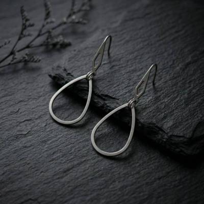 Moderne Damen Ohrringe Edelstahl – geometrischer Damenschmuck schlicht, minimalistische Tropfen Ohrhänger lang