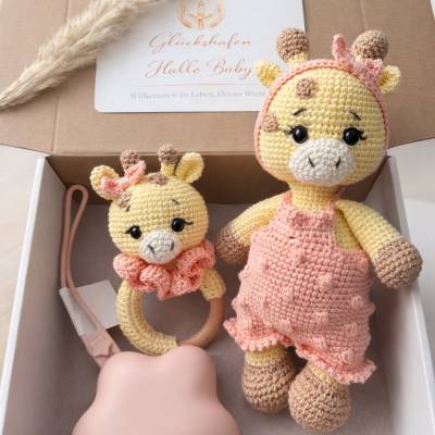Geschenkbox zur Geburt – handgemachtes Babyset mit gehäkelter Giraffe | personalisierbar | Mama & Baby Geschenk