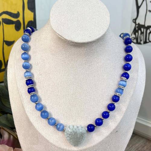 Damen Perlen Halskette Katzenauge hellblau mit Herz Anhänger & Edelstahl Verschluss, 51cm Collier