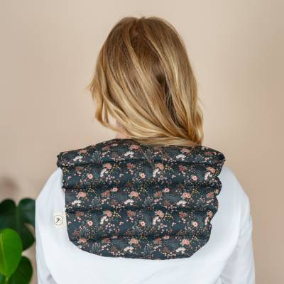 Nackenkissen mit Bio-Dinkel für Entspannung – Schwarz mit Blumen - Mikrowelle Backofen geeignet - mit Körnern