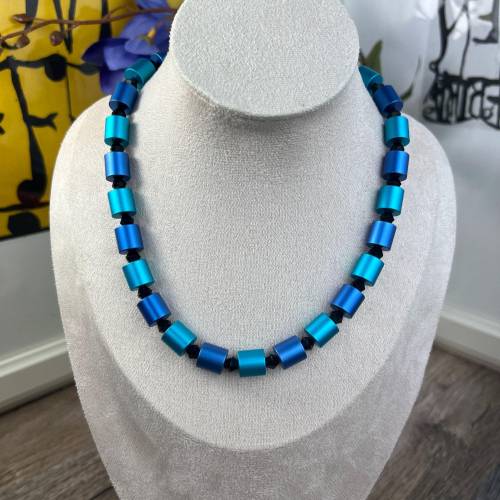 Atlantik Blaue Damen Halskette – Eloxierte Aluminium Walzen Ø10mm, Edelstahlverschluss, Unisex, Länge wählbar