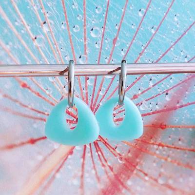 Creolen mit kleinen dreieckigen Anhängern aus PolymerClay