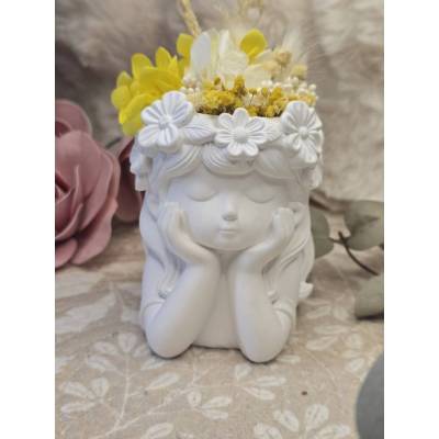 Blumenmädchen „Sunny“ aus Raysin mit echten Trockenblumen – Handgemachte Dekofigur (9 x 7,5 cm)