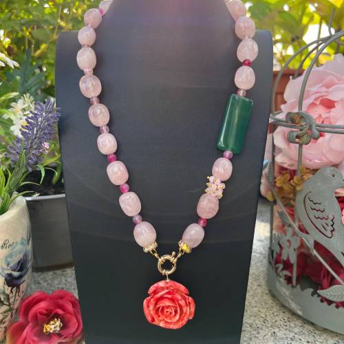 Damen Rosenquarz Perlen Halskette mit Rose Anhänger, Handgemacht, Eleganter Schmuck, Goldfarbe, Karabinerverschluss