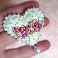 Herz Brosche klein mit Rosen und Barockperle handbestickt – Unikatschmuck im Regency Stil, Brautschmuck