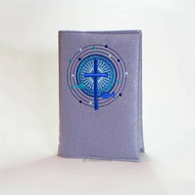 Gotteslob Filzhülle mausgrau – bestickt mit Kreuz & Fischen im Ornament, blau