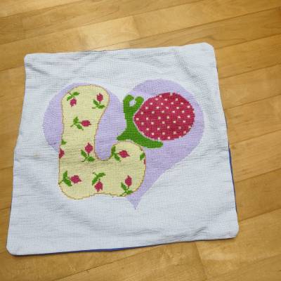 Handgefertigte Kissenbezüge 40x40cm mit "Love" – gestickt, Baumwolle, Unikat, Geschenkidee, 4er Set