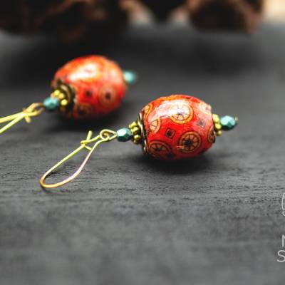 Boho Ohrringe mit roten Holzperlen und grünen Glasperlen – Ethno Schmuck im Tribal Stil