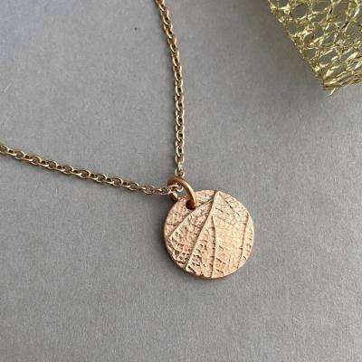 Kupferanhänger – Brennnessel Flachrelief – Runder Anhänger mit roségoldfarbener Edelstahlkette