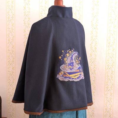 Dunkelblaues Wollcape mit magischer Stickerei  – Cosplay & LARP