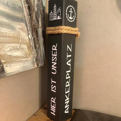Ankerplatz Poller – Maritime Holzsäule mit Anker, Geschenk zur Hochzeit & Einzug, Küstendeko 10x10x60