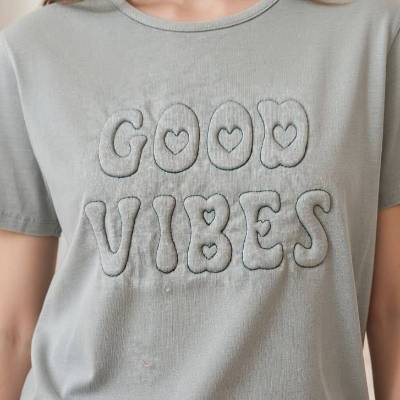 Stickdatei Good Vibes 3D Schrift Trapunto – Exklusive Maschinenstickerei Set 2647 von Design-by-Jasmina