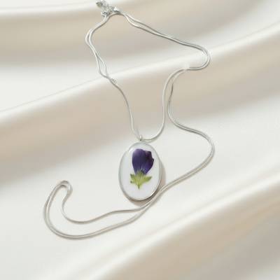 Handgemachter Anhänger mit echter Blüte – Einzigartiger Blumenschmuck