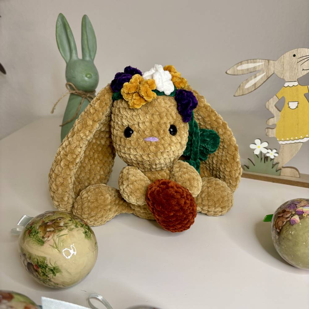 Handgehäkelter Osterhase mit Ei – Amigurumi Häschen mit Blumengirlande – Frühlingsdeko & Ostergeschenk Bild 1