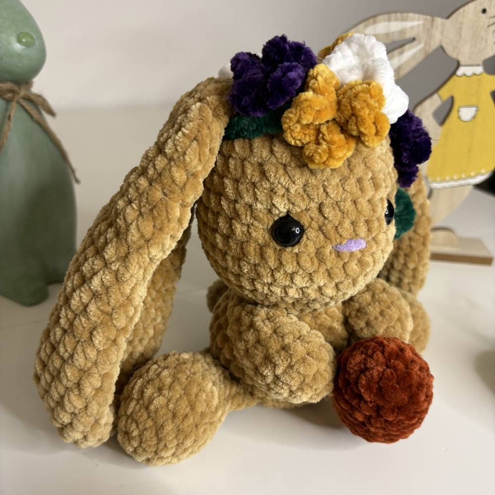 Handgehäkelter Osterhase mit Ei – Amigurumi Häschen mit Blumengirlande – Frühlingsdeko & Ostergeschenk Bild 2