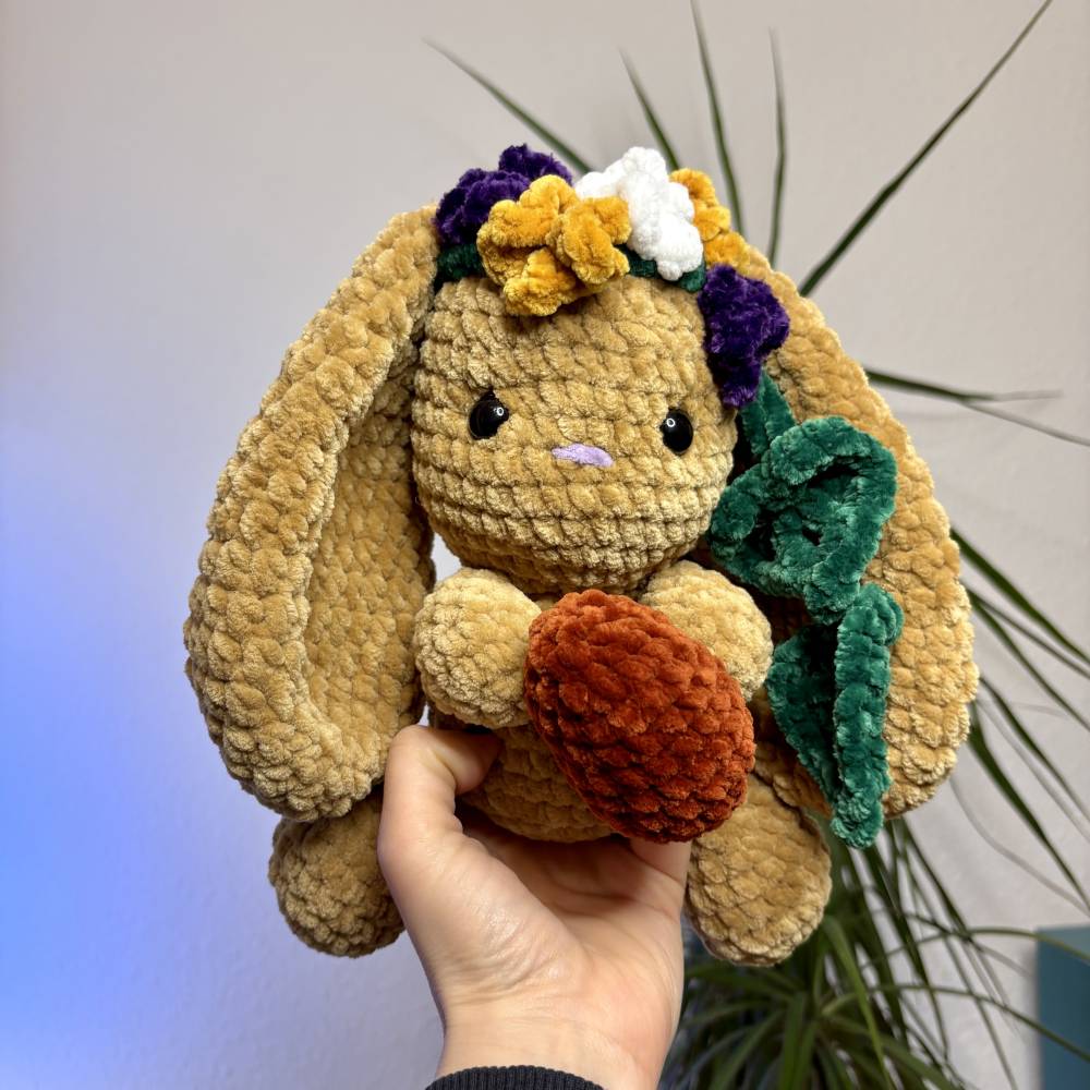 Handgehäkelter Osterhase mit Ei – Amigurumi Häschen mit Blumengirlande – Frühlingsdeko & Ostergeschenk Bild 4