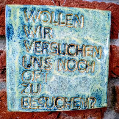Handgefertigte Fliese „Freundschaft“ aus Ton – 15x15 cm, grün-blau glasiert