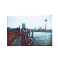 Leinwand 30×20 cm Düsseldorf Altstadt – stimmungsvolle Stadtfotografie am Rhein mit Regen