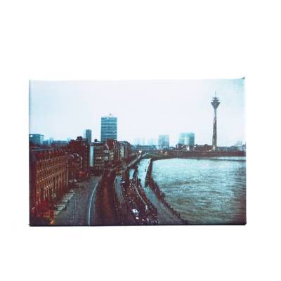 Leinwand 30×20 cm Düsseldorf Altstadt – stimmungsvolle Stadtfotografie am Rhein mit Regen