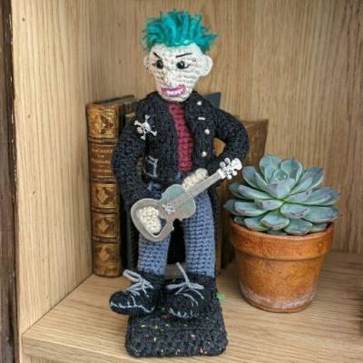 Punk Rock Sammlerfigur SCHRAMMEL– Handgefertigte Künstlerpuppe, Bassist mit Iro & Instrument