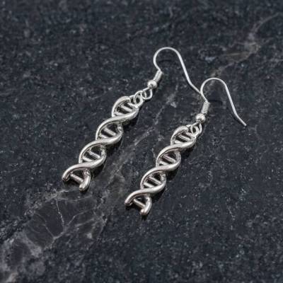 DNA Ohrhänger  – Versilberte DNA-Stränge | Schmuck Highlight