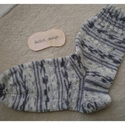 Handgestrickte Socken, Herren Größe 43 / 44 – wollweiß und grau
