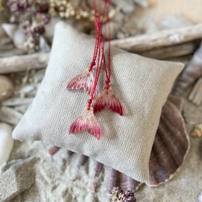 „Mermaid Magic“ - Rote Flossen aus Glas mit Farbverlauf an Polyestergarn