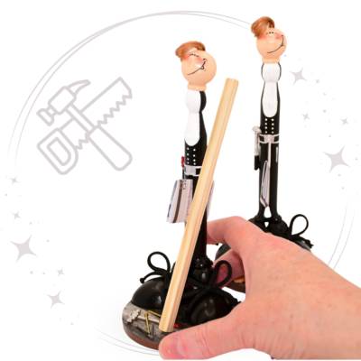 Originelles Geldgeschenk für Zimmermann: Handgemachte Holzfigur als kreative Geschenkidee