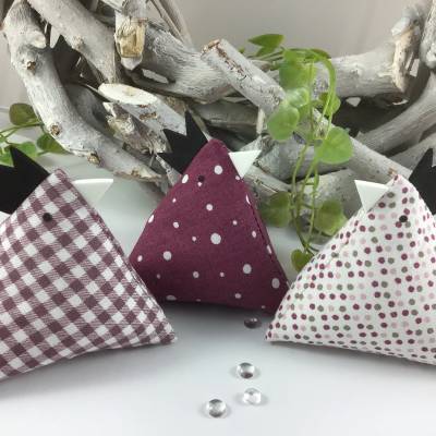 3 Dekohühner aus Stoff – Frühlingsdeko, handgenäht, beere/weiß