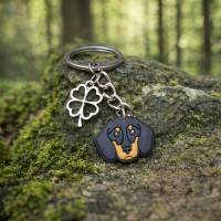 Dachshund Dackel Schlüsselanhänger personalisiert – Glücksbringer aus Gummi mit Kleeblatt & Wunschbuchstabe