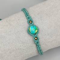 zierliches Makramee Armband in türkis mit einer marmorierten Acrylperle und bronzefarbenen Metallperlen