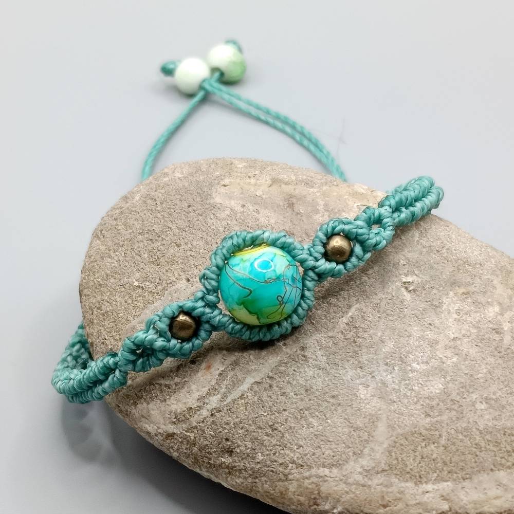 zierliches Makramee Armband in türkis mit einer marmorierten Acrylperle und bronzefarbenen Metallperlen Bild 2