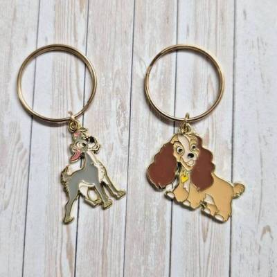 Schlüsselanhänger Hund – Elegantes Accessoire. Geschenkidee mit goldfarbenem Schlüsselring